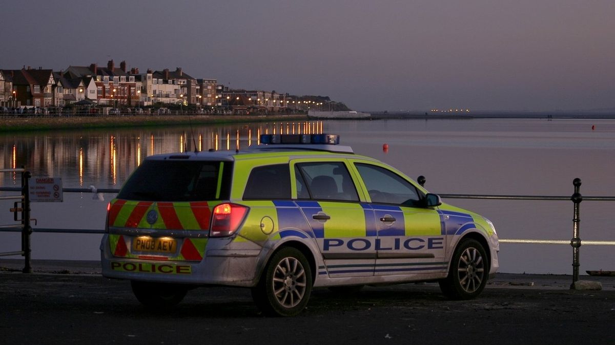 Angličtí policisté se v autě oddávali sexuálním hrátkám. Ignorovali loupež